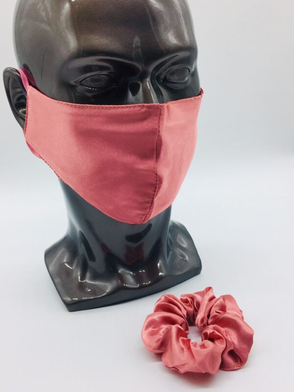 pink silk and scrunchie mask set - Image 3